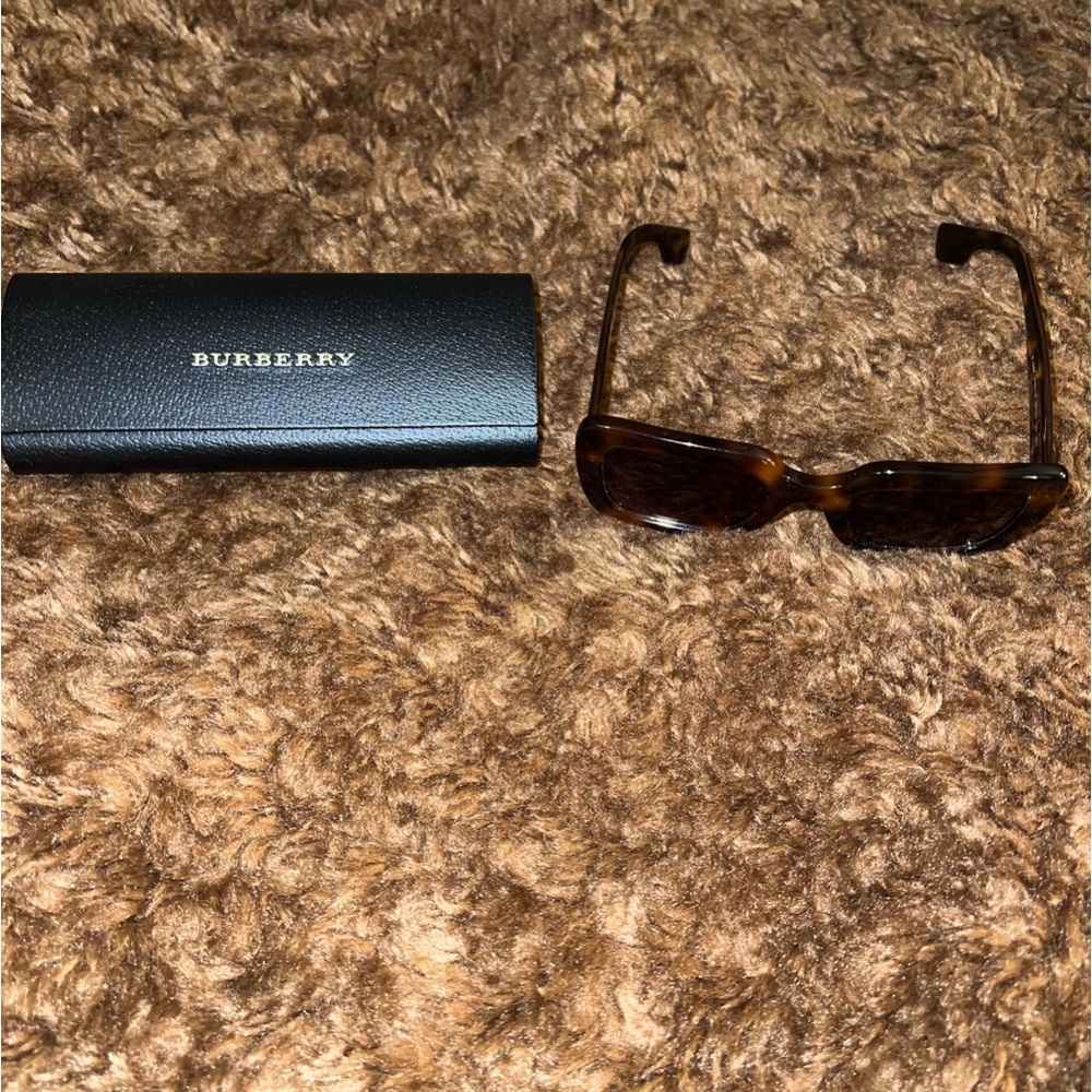 BURBERRY: Over square sunglasses - Picture 2 of 6